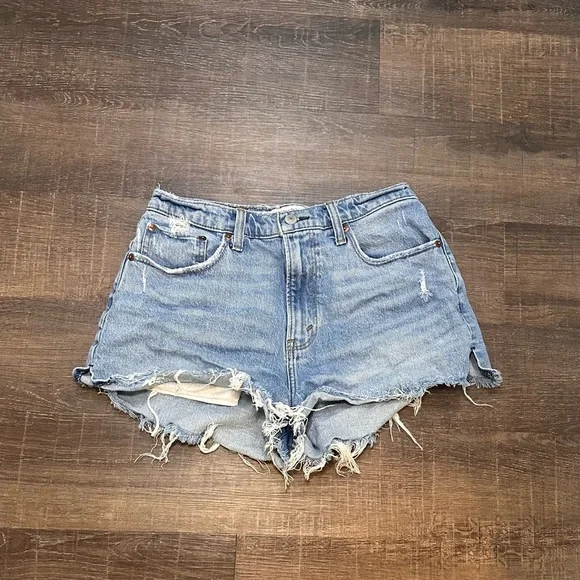 Abercrombie & Fitch The Mom Short High Rise Curve Love Light Denim Wash Size 8 - Picture 1 of 5